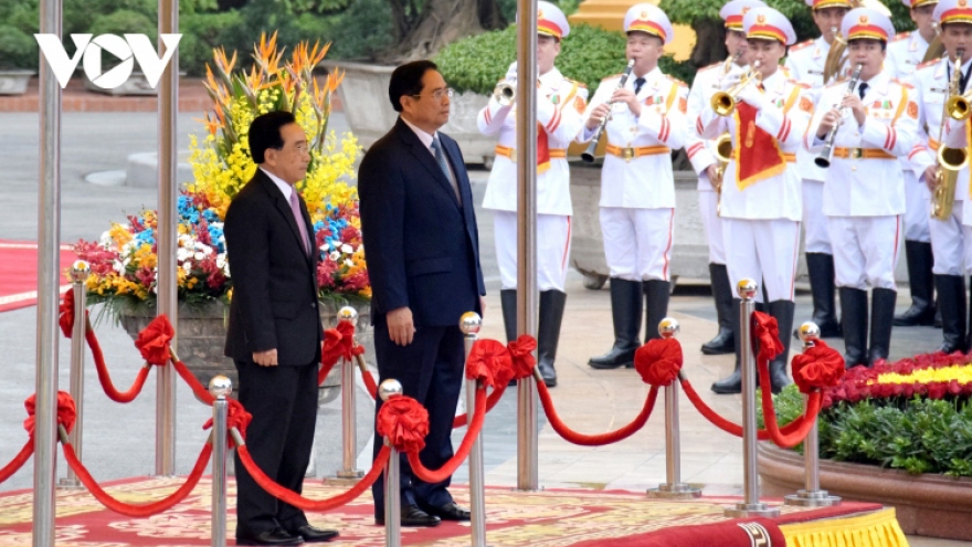 Laos PM arrives in Hanoi for official visit to Vietnam